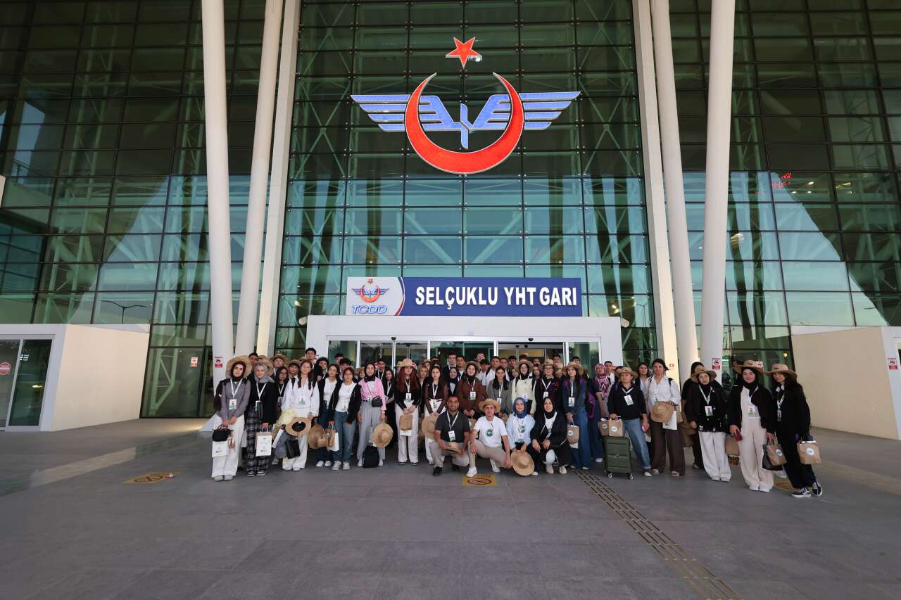 Kitabı okuyan, sınavı geçen YHT ile gidiyor! Konyalı liseliler kuruluşun şehrinde 17